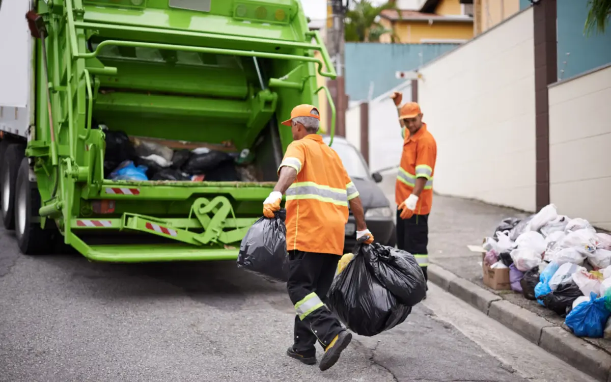 Coletores da CRT recolhendo resíduos urbanos em Bragança Paulista