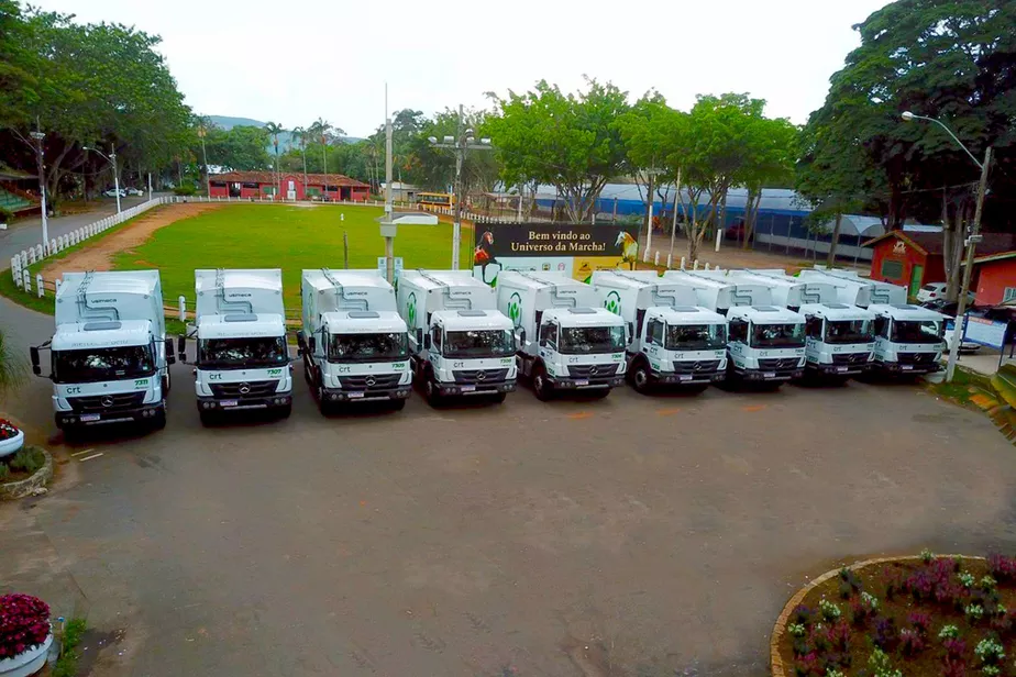 Frota de caminhões compactadores da CRT Ambiental