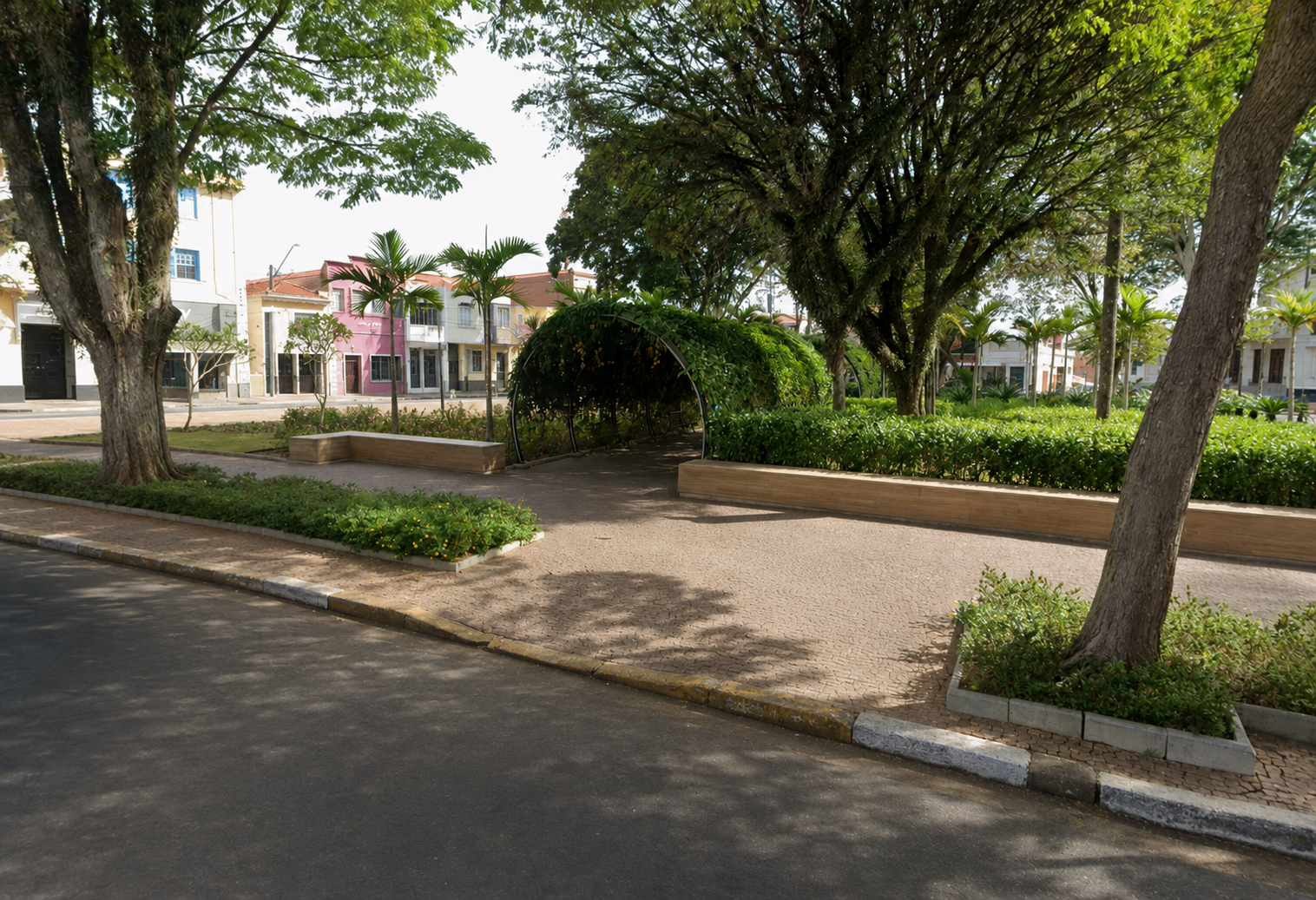 Equipe de limpeza urbana em via de Bragança Paulista